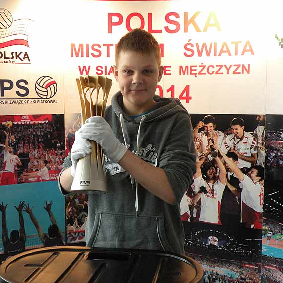 Prezentacja Pucharu zdobytego przez Polaków na MŚ w ZSO