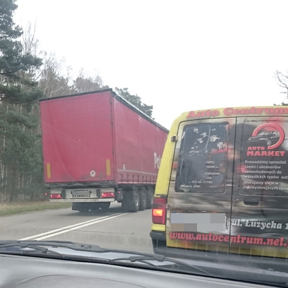 Meksyk przed przepraw promow Karsibr. Kierowcy ciarwek wyprzedzaj na linii cigej