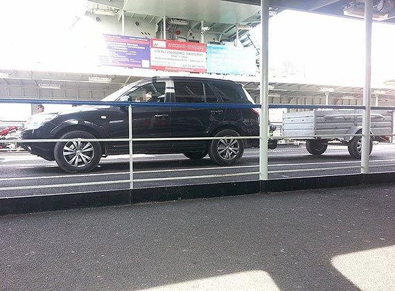 Na promie przyczepka, a auto na brzegu czeka na wolne miejsce?