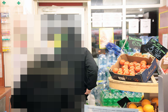 Grupa trzydziestu pseudokibiców z Łodzi okradła „Żabkę”. Brali z półek garściami. Personel i turyści w szoku!