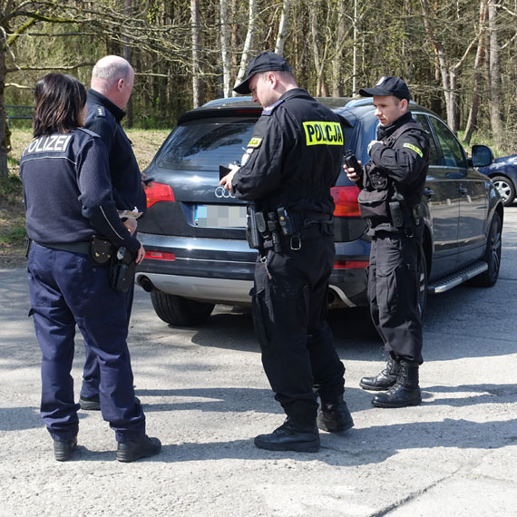 Niemiecka policja cigaa kradzione audi przez centrum winoujcia! Trwa obawa... Zobacz film!
