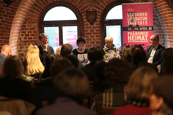 Olga Tokarczuk i Helga Hirsch przycigny do Konstelacji  tum goci