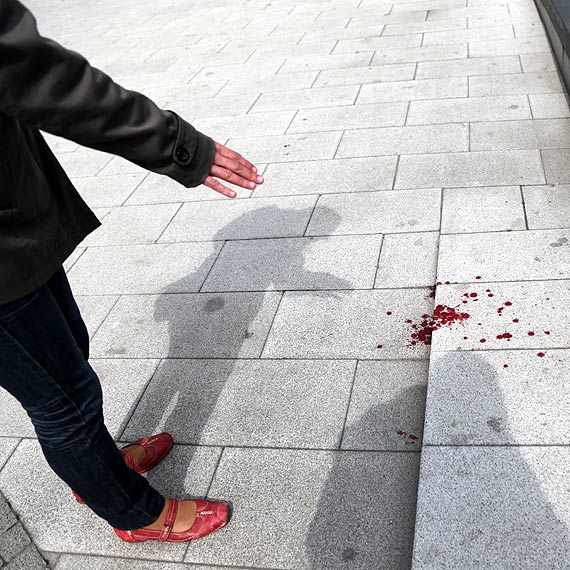 Plac Wolności zbiera krwawe żniwa. 62-letnia kobieta uderzyła głową o kant schodów