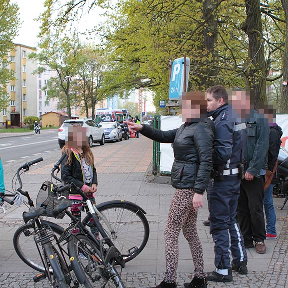 Rowerzystka wjechała w bok hyundaia. Kobieta z urazem głowy trafiła do szpitala