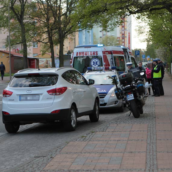 Rowerzystka wjechała w bok hyundaia. Kobieta z urazem głowy trafiła do szpitala