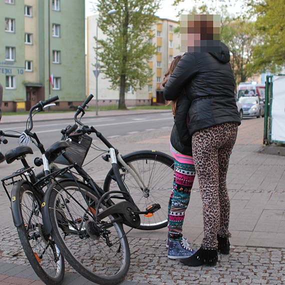Rowerzystka wjechała w bok hyundaia. Kobieta z urazem głowy trafiła do szpitala