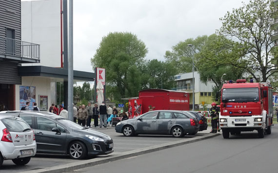 Ogień w Kauflandzie. Podpalono karton chipsów. Ewakuowano około 70 osób
