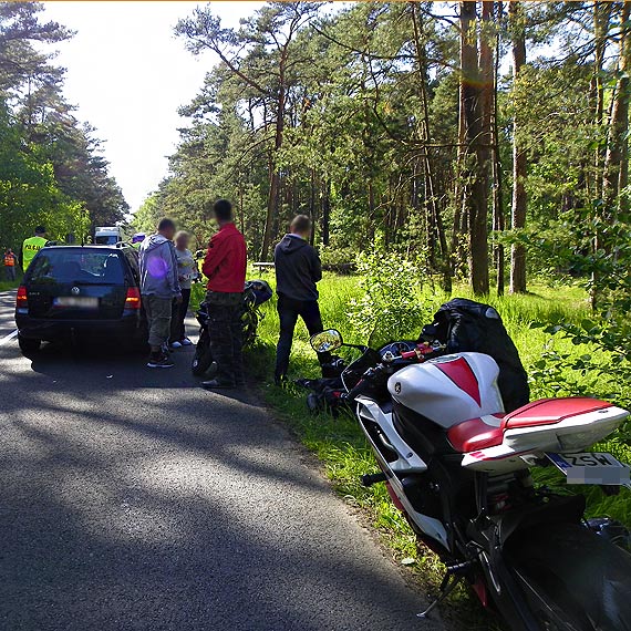 Jadący motocyklem suzuki uderzył w tył opla. Wypadek na drodze wojewódzkiej 102 pomiędzy Kołczewem a Świętouściem