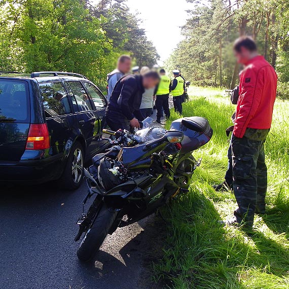 Jadący motocyklem suzuki uderzył w tył opla. Wypadek na drodze wojewódzkiej 102 pomiędzy Kołczewem a Świętouściem