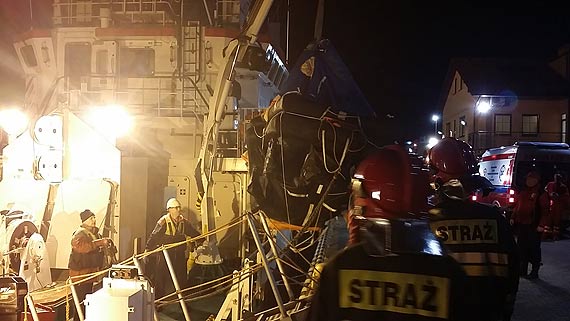 mier na Batyku. Szkwa przewrci jacht z 12 Polakami na pokadzie. Jedna osoba nie yje. Zobacz film!