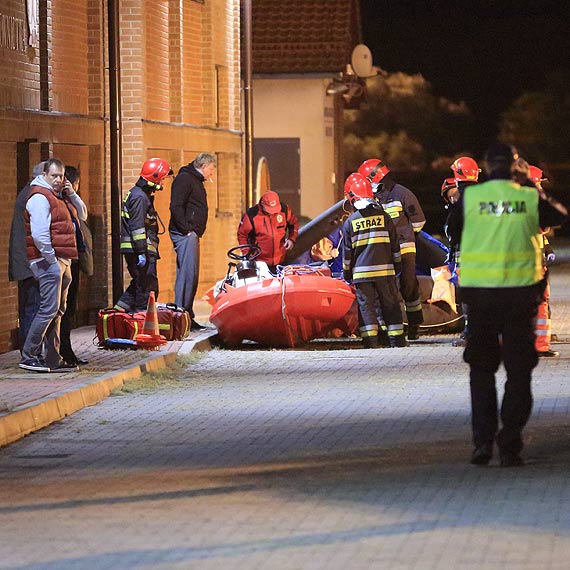 mier na Batyku. Szkwa przewrci jacht z 12 Polakami na pokadzie. Jedna osoba nie yje. Zobacz film!