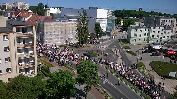 Policja o mercedesie na procesji: Kierowca miał prawo tak się zachować