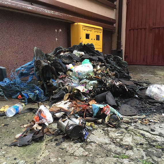 Przy Kołłątaja i Konstytucji spłonęły śmietniki. W okolicy grasuje podpalacz?