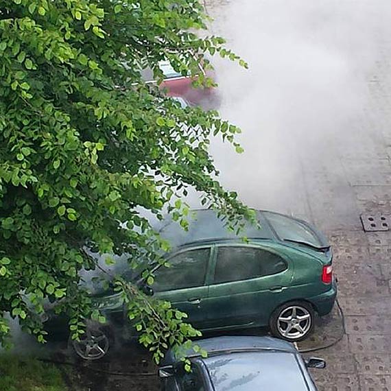 Kłęby białego dymu na Warszowie. Palił się samochód osobowy