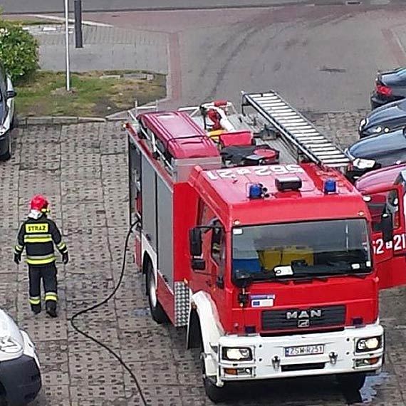 Kłęby białego dymu na Warszowie. Palił się samochód osobowy