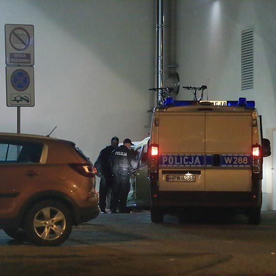 Chory psychicznie mężczyzna zabarykadował się w aucie! Musiała interweniować policja