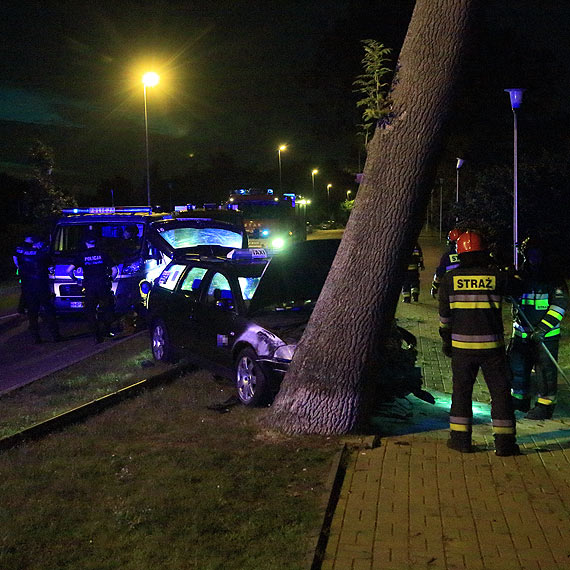 Taksówka na drzewie. Pasażerka w szpitalu
