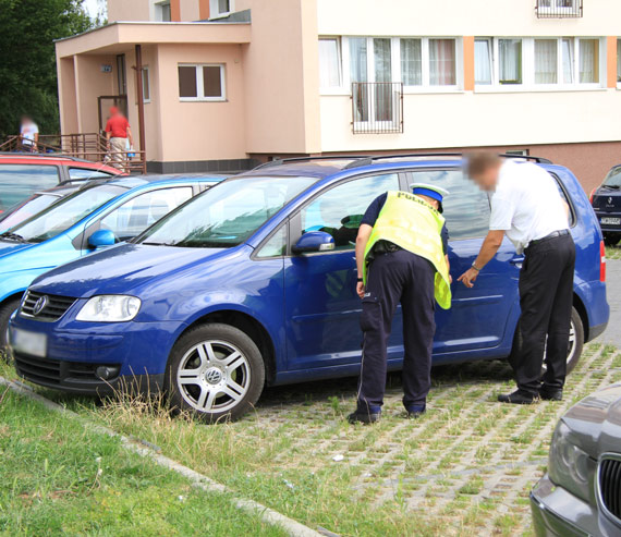 Kierowca granatowego volkswagena potrącił na przejeździe rowerowym 7-letnie dziecko!