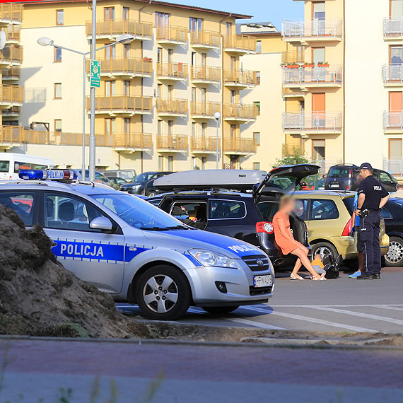 Ochroniarz wybił szybę w niemieckim samochodzie. Okazało się, że w środku było dziecko...