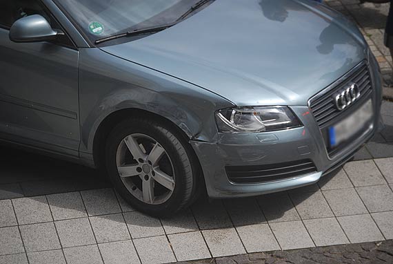 Kierowca biaego peugeota zajecha drog audi. Kraksa w centrum miasta