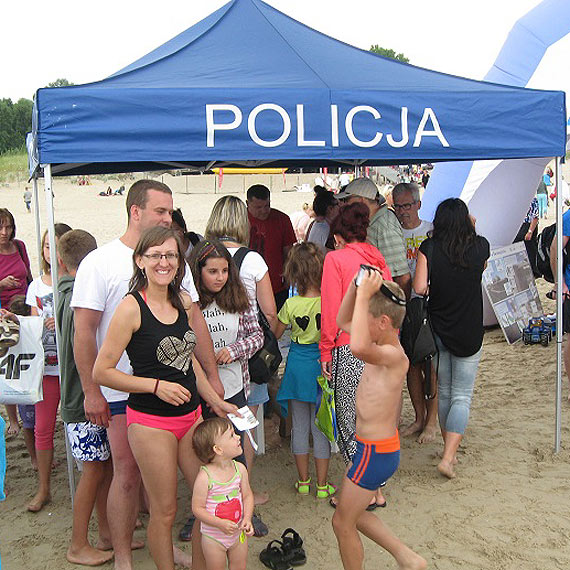 Wspólne działania policjantów i ratowników WOPR-u w ramach akcji "Bezpieczna plaża"