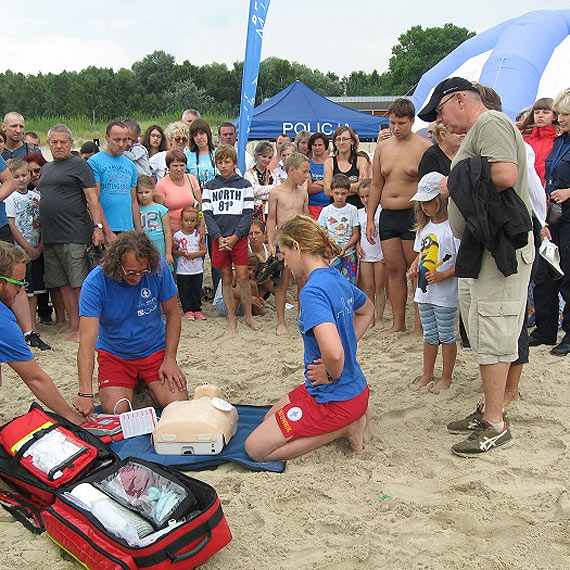 Wspólne działania policjantów i ratowników WOPR-u w ramach akcji "Bezpieczna plaża"