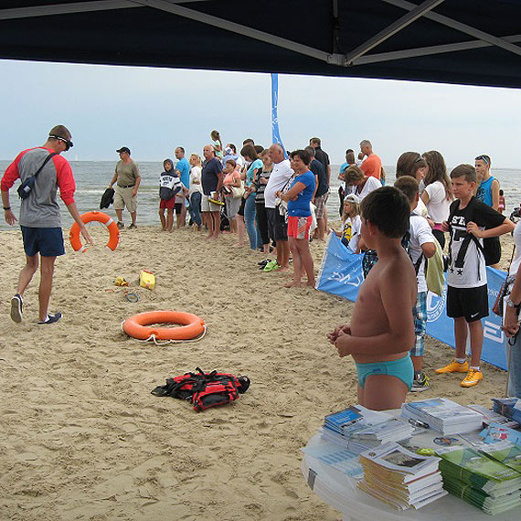 Wspólne działania policjantów i ratowników WOPR-u w ramach akcji "Bezpieczna plaża"