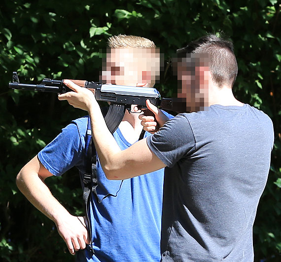 Idąc przez miasto urządzili sobie polowanie! Młody mężczyzna strzelał z broni do ptaków i ludzi!