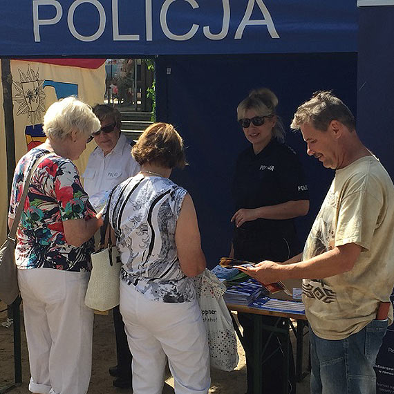 Świnoujscy policjanci na festynie prewencyjnym "U sąsiada bezpiecznie" w Ahlbecku