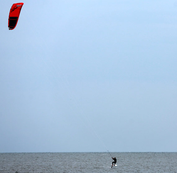 Kitesurfingowcy czekają na wiatr! Zawody wiszą na włosku...
