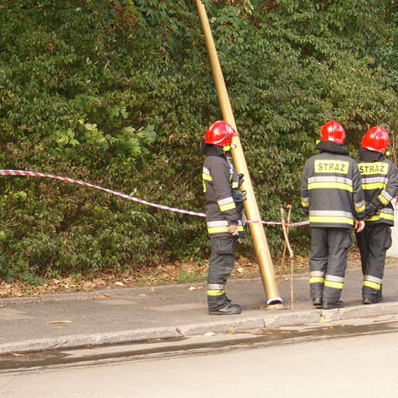 Groźnie na Bałtyckiej. Latarnia uliczna zawisła nad chodnikiem