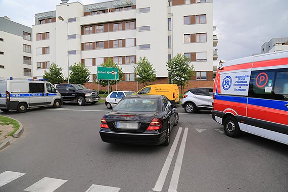 Jecha caym pdem i uderzy w dwa auta. Sprawca  uciek z miejsca zdarzenia