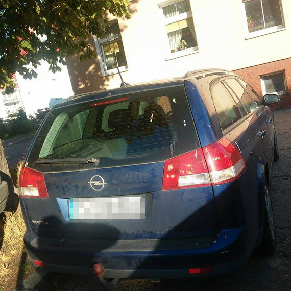 Czytelnik: Mistrz parkowania zastawił wjazd. Straż Miejska ma to gdzieś!