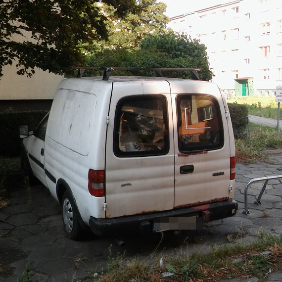 Czytelnik: Niech właściciel opla w końcu się ogarnie i przestawi auto