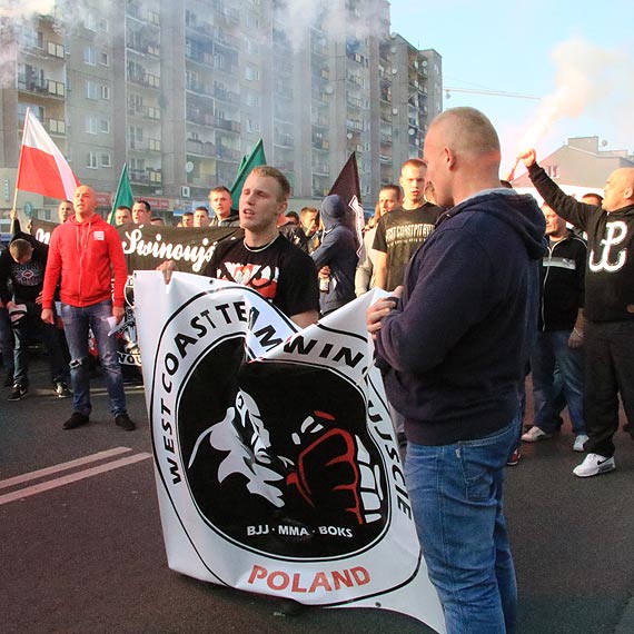 „Caa Polska piewa z nami, wyp***dala z uchodcami...” winoujska manifestacja ostro o uchodcach. Zobacz film!