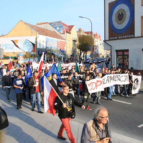 „Caa Polska piewa z nami, wyp***dala z uchodcami...” winoujska manifestacja ostro o uchodcach. Zobacz film!