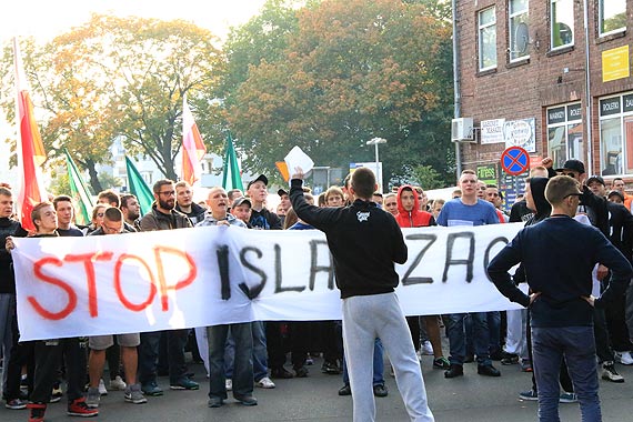 „Caa Polska piewa z nami, wyp***dala z uchodcami...” winoujska manifestacja ostro o uchodcach. Zobacz film!