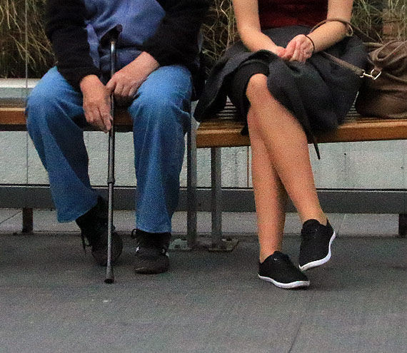 Czekalimy rok, nikt nic nie zrobi. awka na przystanku dalej jest krzywa...