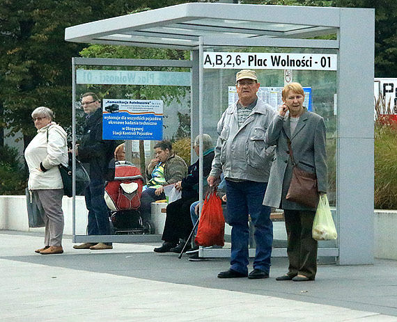 Czekalimy rok, nikt nic nie zrobi. awka na przystanku dalej jest krzywa...