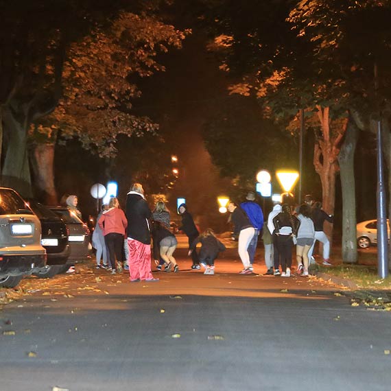 Tajemnicze nocne zgrupowanie młodzieży. Dopadła ich nagła bezsenność?