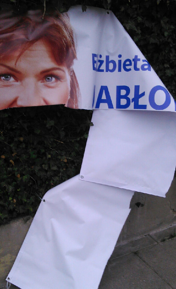 Pocięte twarze polityków. Walka o głosy wyborców trwa. Kto się boi Elżbiety Jabłońskiej?