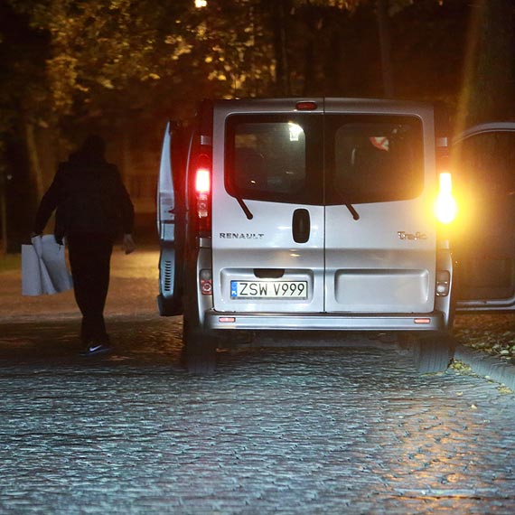 W trakcie ciszy wyborczej, pracownicy miasta zaklejali twarze kandydatów na posłów i senatorów