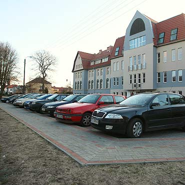 Ciasno na parkingu przy szpitalu