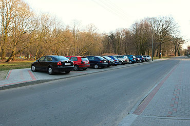 Ciasno na parkingu przy szpitalu