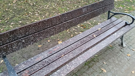 Zaniedbane, brudne, nie do siedzenia - kto odpowiada za stan ławek w Parku Zdrojowym?