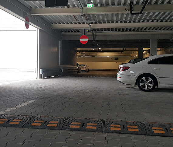 Na górnym parkingu galerii Corso zamontowano aż 7 progów zwalniających! Co wy na to?