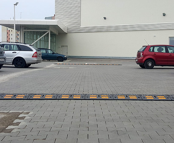 Na górnym parkingu galerii Corso zamontowano aż 7 progów zwalniających! Co wy na to?