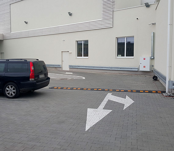 Na górnym parkingu galerii Corso zamontowano aż 7 progów zwalniających! Co wy na to?