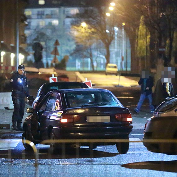 Kraksa na skrzyżowaniu. Kierowca peugeota wymusił pierwszeństwo i uderzył w forda. Jedna osoba w szpitalu
