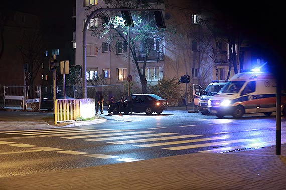 Kraksa na skrzyżowaniu. Kierowca peugeota wymusił pierwszeństwo i uderzył w forda. Jedna osoba w szpitalu